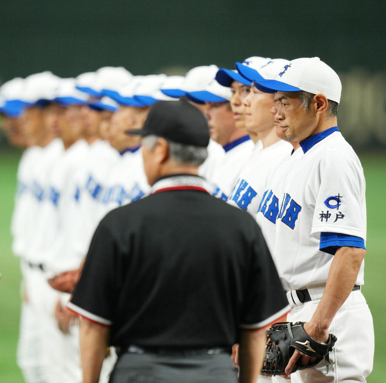 イチロー選抜対高校女子野球選抜　整列するイチロー氏（右）らイチロー選抜ナイン（撮影・横山健太）
