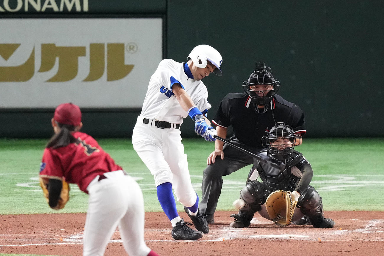 イチロー選抜対高校野球女子選抜　2回裏イチロー選抜1死、二ゴロに倒れるイチロー氏。投手青木（撮影・菅敏）