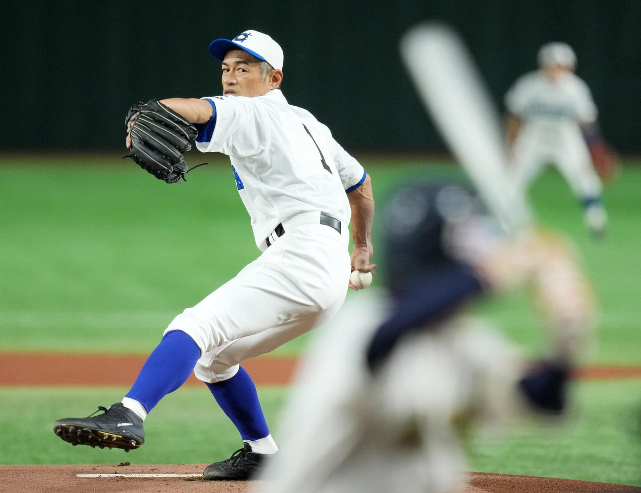 イチロー選抜対高校女子野球選抜　力投するイチロー選抜先発のイチロー氏（撮影・横山健太）