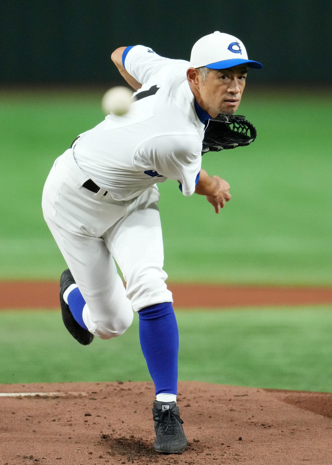 イチロー選抜対高校女子野球選抜　力投するイチロー選抜先発のイチロー氏（撮影・横山健太）