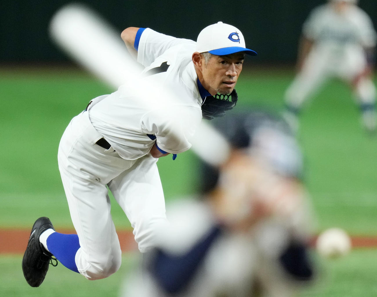 イチロー選抜対高校女子野球選抜　力投するイチロー選抜先発のイチロー氏（撮影・横山健太）