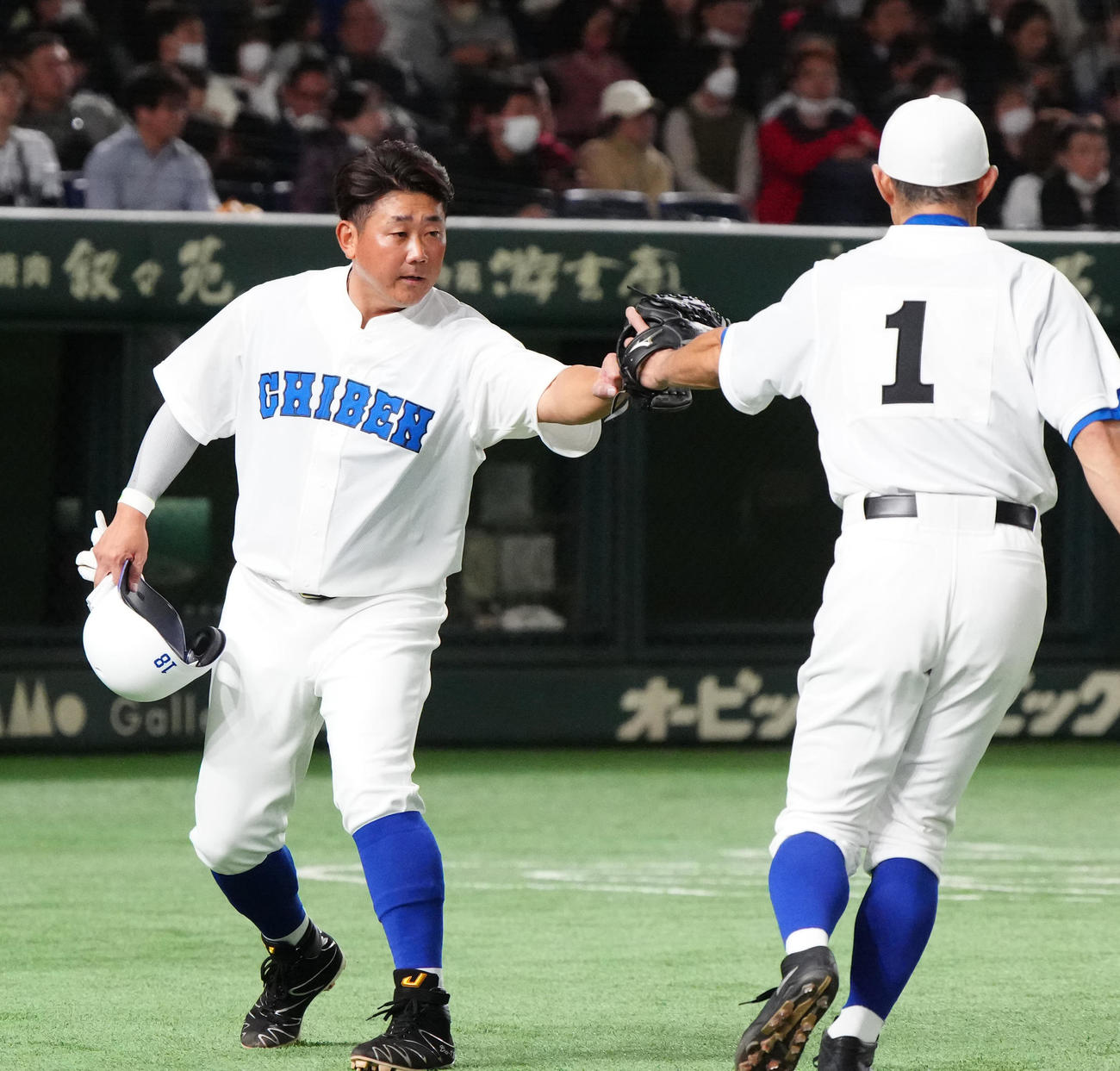 イチロー選抜対高校野球女子選抜　1回裏終了後、イチロー氏（右）とタッチを交わす松坂氏（撮影・江口和貴）