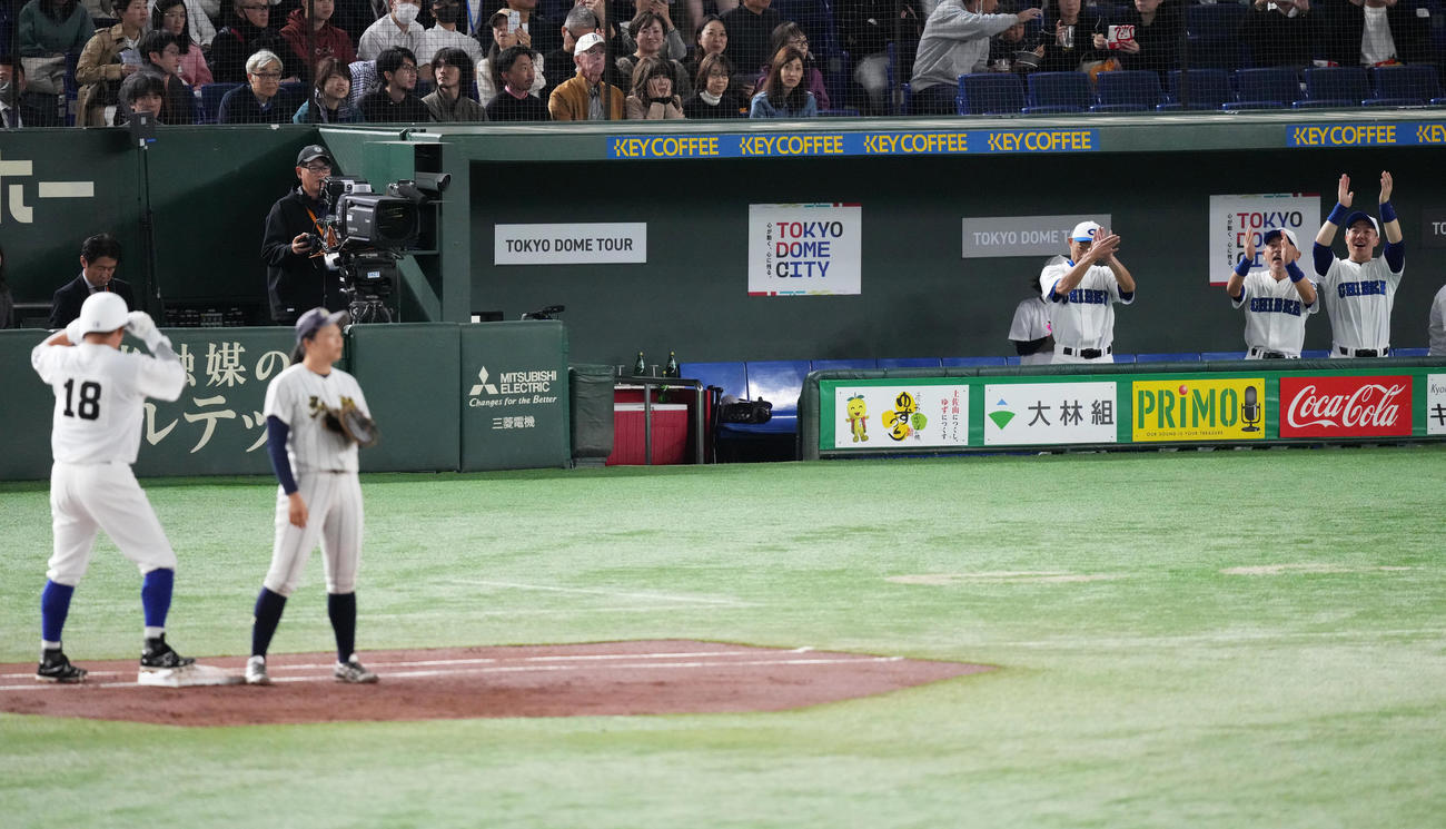 イチロー選抜対高校野球女子選抜　1回裏イチロー選抜1死一塁、中前打を放った松坂氏（左手前）に拍手を送るイチロー氏（右から3人目）（撮影・菅敏）