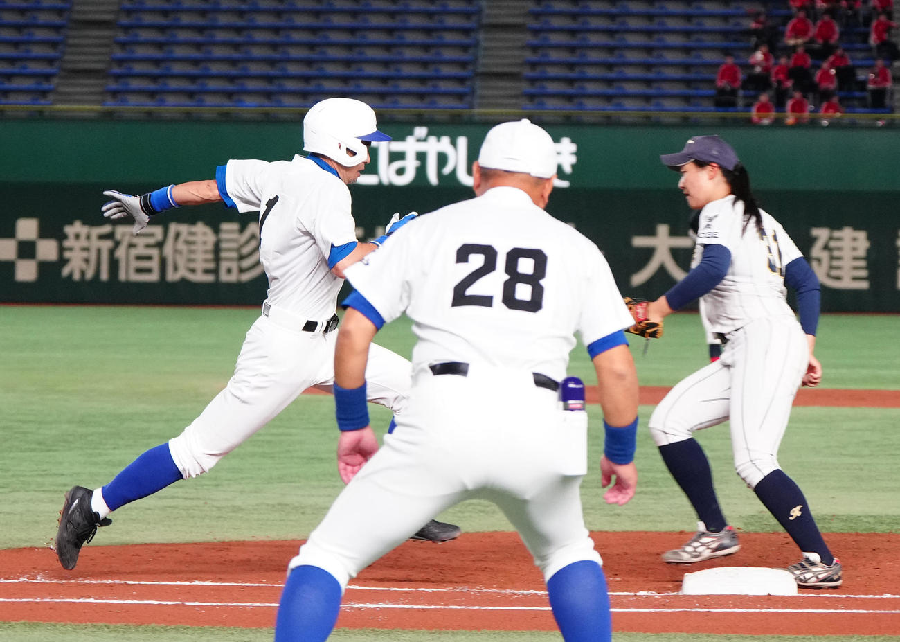 イチロー選抜対高校野球女子選抜　2回裏イチロー選抜1死、一ゴロに倒れるイチロー氏（左）（撮影・江口和貴）