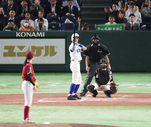 イチロー選抜対高校野球女子選抜 2回裏イチロー選抜1死、打席で構えるイチロー氏。投手青木(撮影・菅敏)