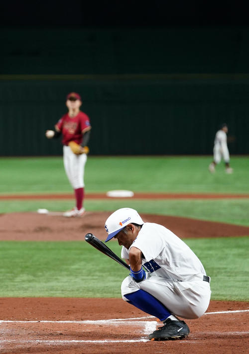 イチロー選抜対高校女子野球選抜 2回裏イチロー選抜1死、打席へ向かうイチロー氏(撮影・横山健太)