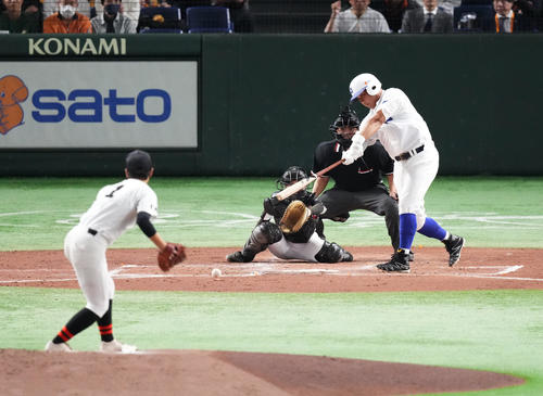 イチロー選抜対高校野球女子選抜 3回裏イチロー選抜2死、二ゴロに倒れる松坂氏。投手松崎(撮影・菅敏)