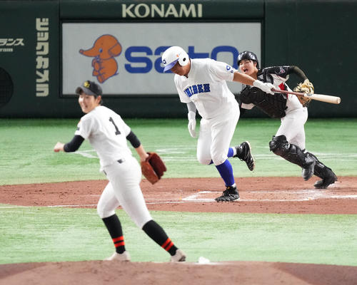 イチロー選抜対高校野球女子選抜 3回裏イチロー選抜2死、二ゴロに倒れる松坂氏。投手松崎(撮影・菅敏)