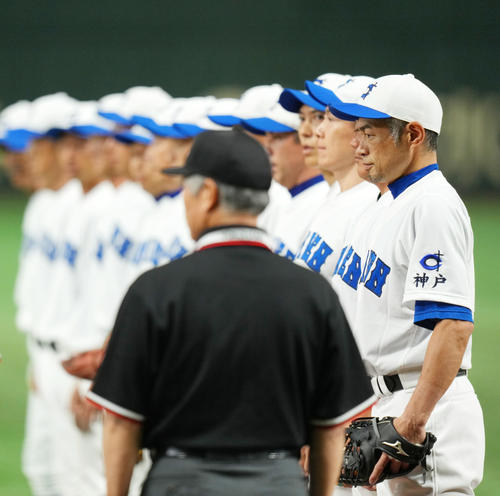 イチロー選抜対高校女子野球選抜 整列するイチロー氏(右)らイチロー選抜ナイン(撮影・横山健太)