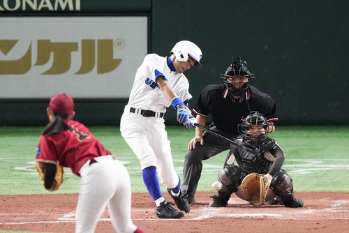 イチロー選抜対高校野球女子選抜 2回裏イチロー選抜1死、二ゴロに倒れるイチロー氏。投手青木(撮影・菅敏)