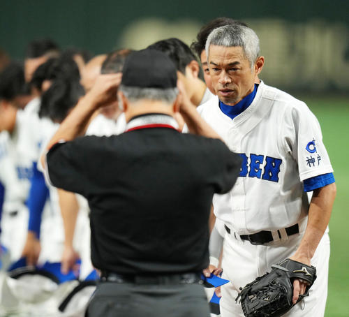 イチロー選抜対高校女子野球選抜 あいさつをするイチロー氏(右)らイチロー選抜ナイン(撮影・横山健太)
