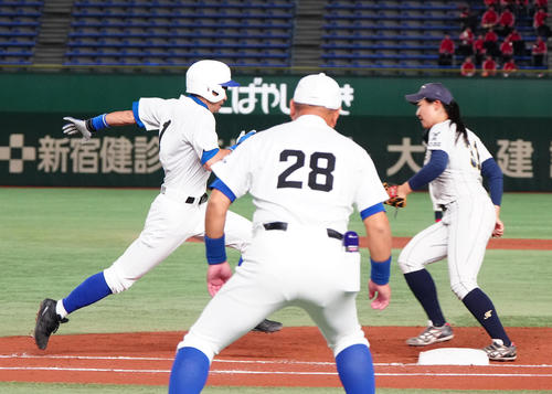 イチロー選抜対高校野球女子選抜 2回裏イチロー選抜1死、一ゴロに倒れるイチロー氏(左)(撮影・江口和貴)
