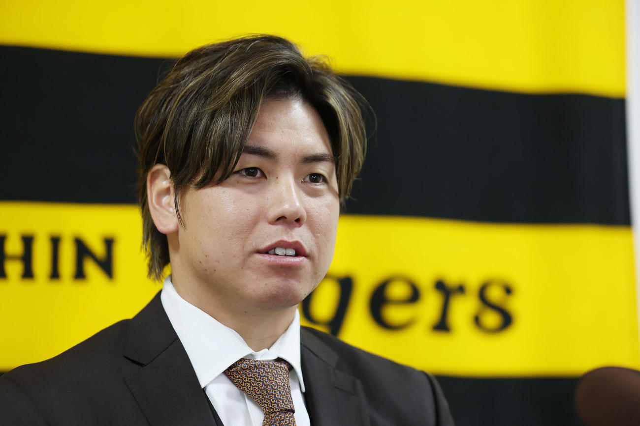 契約更改を終え会見に臨む阪神梅野（撮影・前田充）