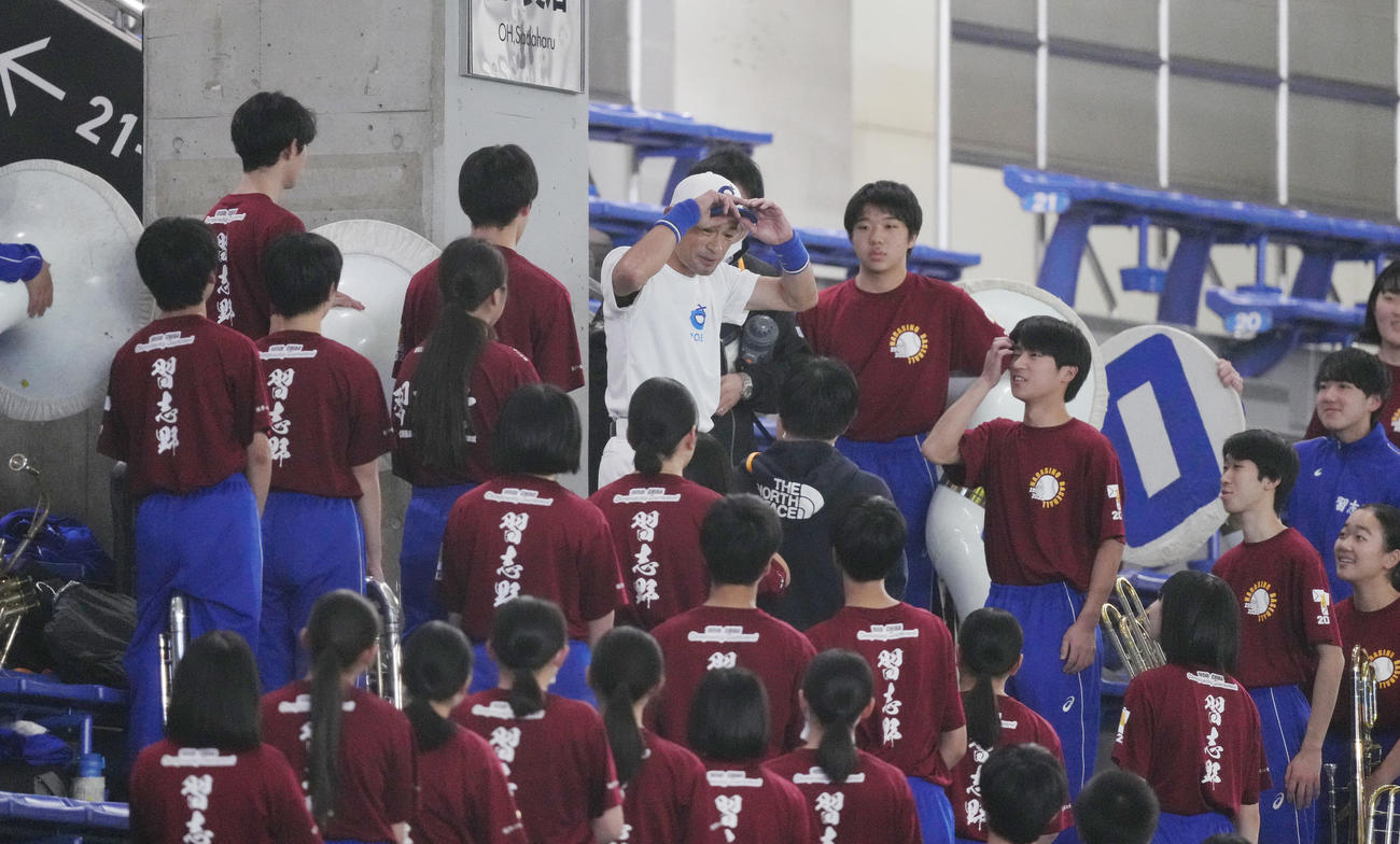 試合前、スタンドの習志野吹奏楽部の生徒にあいさつするイチロー氏（撮影・菅敏）