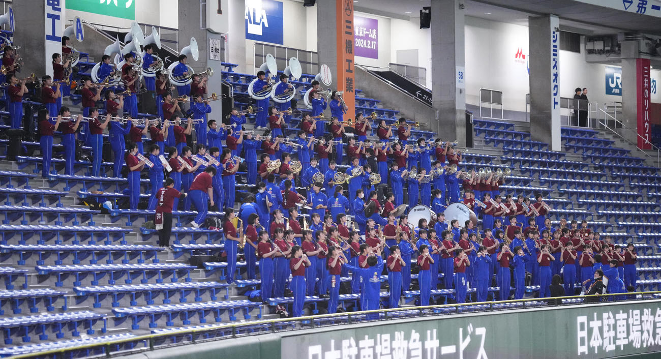 スタンドで演奏する習志野吹奏楽部（撮影・菅敏）