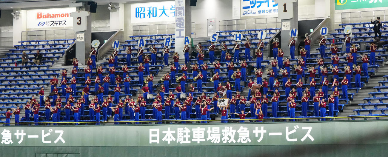 イチロー選抜対高校野球女子選抜　試合前、右翼席で演奏する習志野の吹奏楽部（撮影・江口和貴）