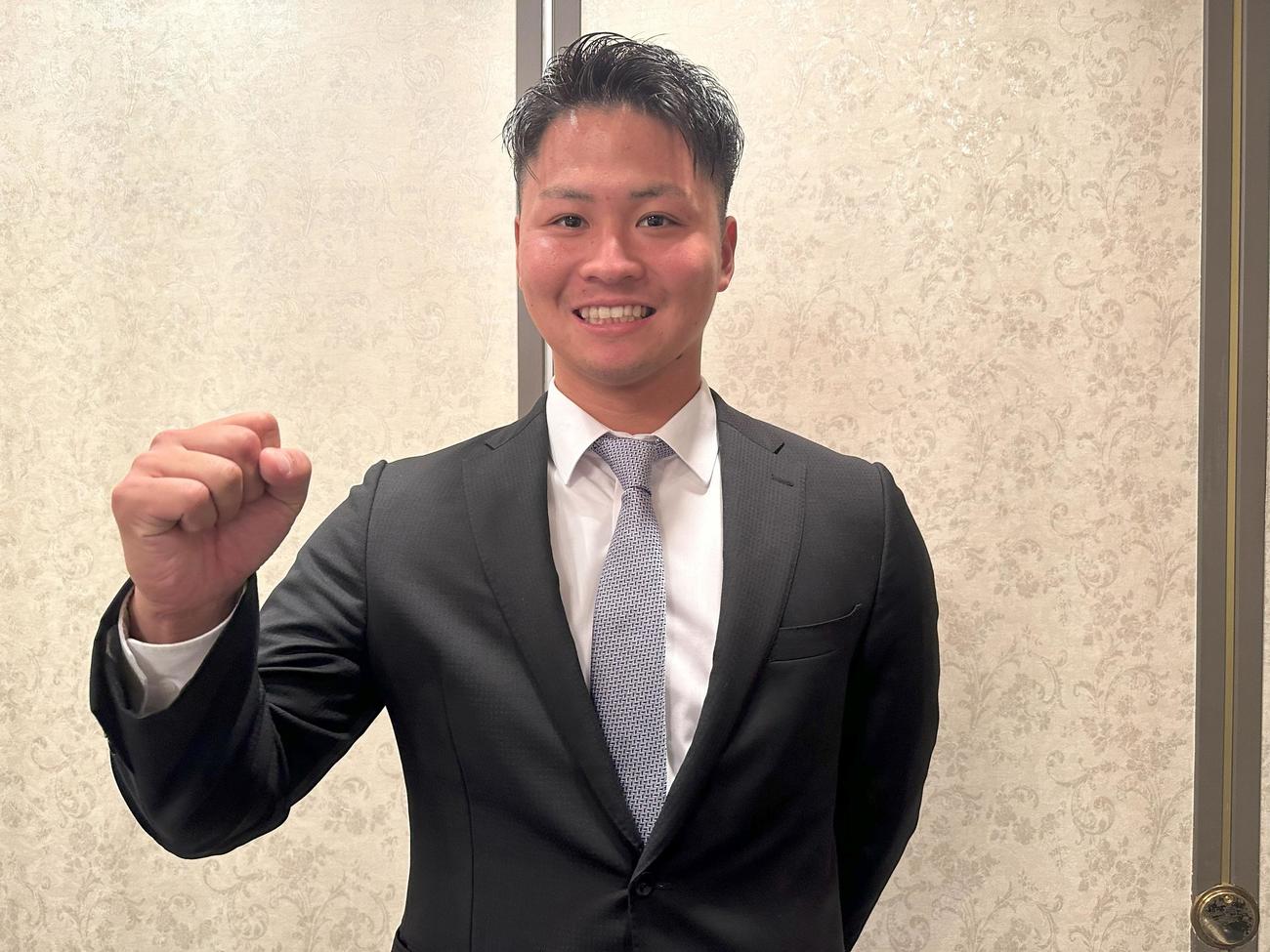 阪神と仮契約を交わした育成1巡目指名の日本海リーグ富山・松原快（球団提供）