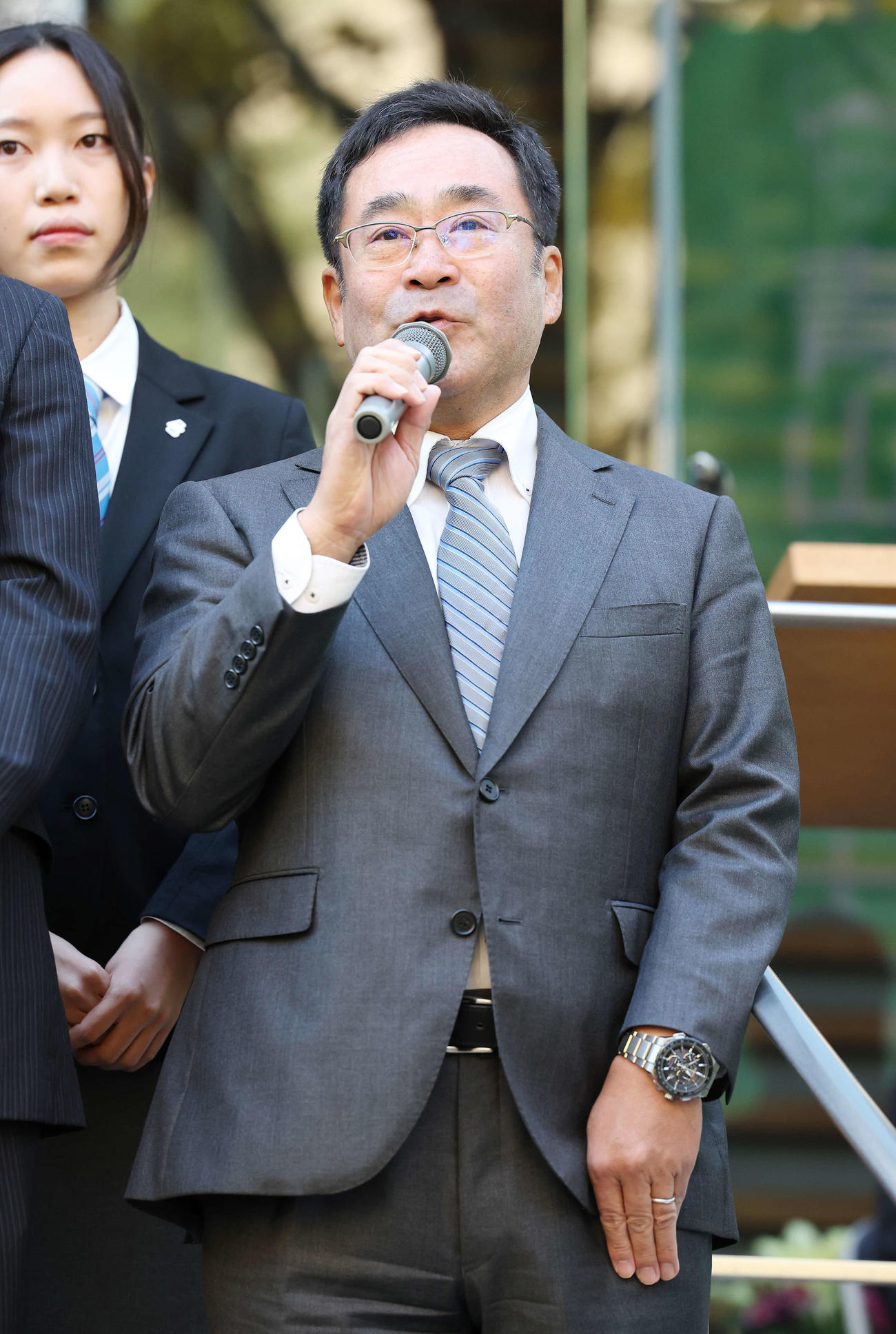 東都大学野球秋季リーグ戦の優勝報告会であいさつする青学大・高橋部長（撮影・宮地輝）