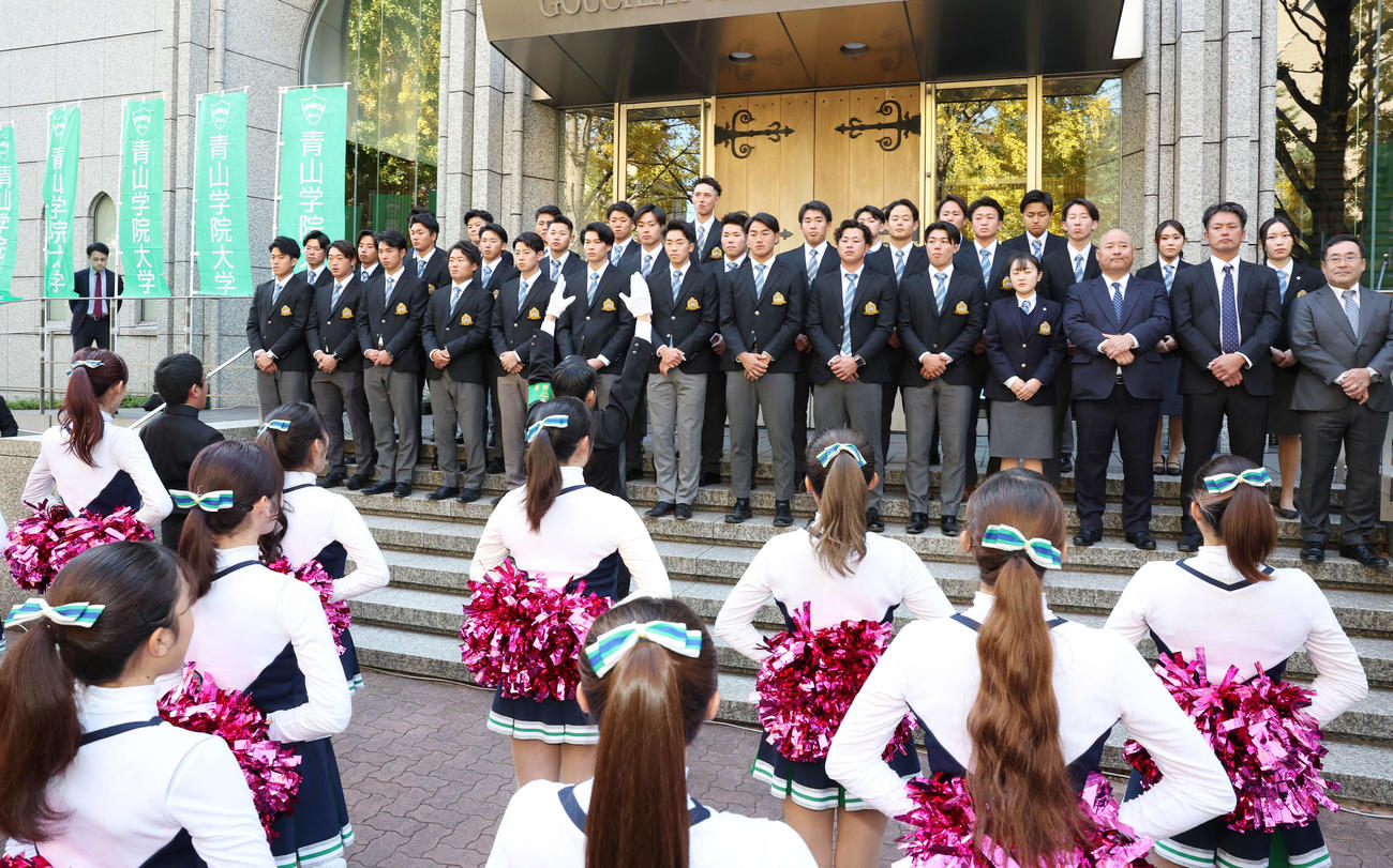 東都大学野球秋季リーグ戦の優勝報告会で応援団からエールを受ける青学大ナイン（撮影・宮地輝）