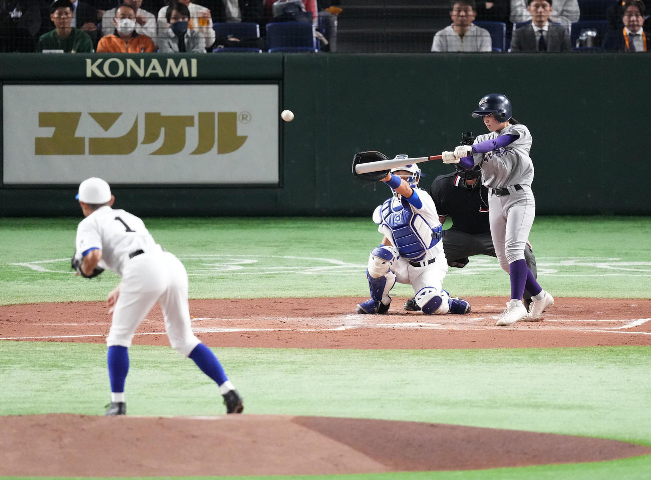 イチロー選抜対高校野球女子選抜　2回表高校野球女子選抜1死、右三塁打を放つ末木。投手イチロー氏（撮影・菅敏）