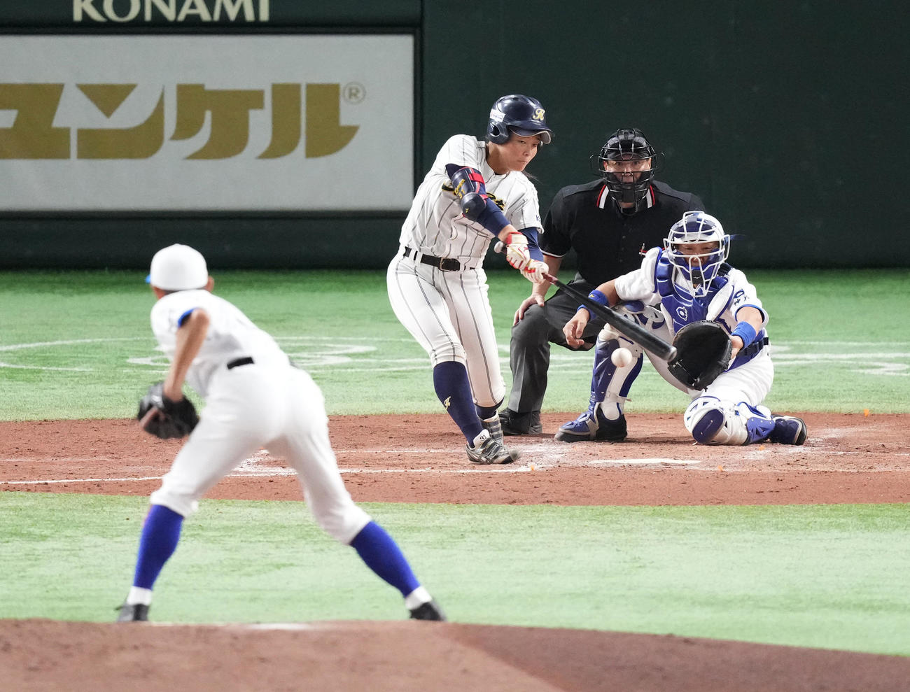 イチロー選抜対高校野球女子選抜　4回表高校野球女子選抜無死一、二塁、二併殺打に倒れる谷川。投手イチロー氏（撮影・菅敏）