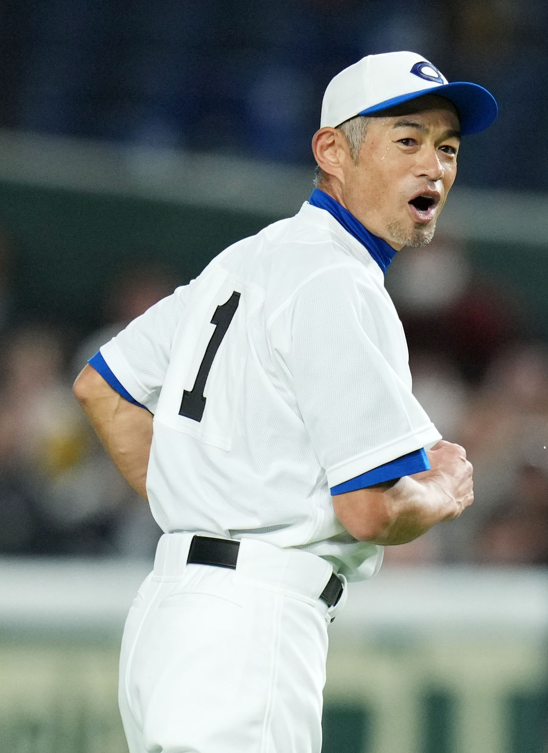 イチロー選抜対高校女子野球選抜　4回表高校女子野球選抜無死一、二塁、谷川を二ゴロ併殺打に仕留め笑顔を見せるイチロー氏（撮影・横山健太）
