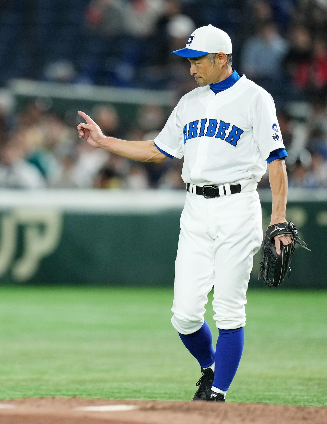 イチロー選抜対高校女子野球選抜　4回表高校女子野球選抜無死一、二塁、谷川を二ゴロ併殺打に仕留めるイチロー氏（撮影・横山健太）