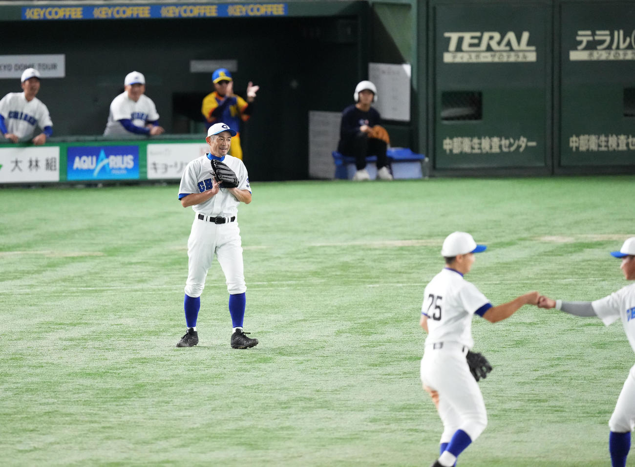 イチロー選抜対高校野球女子選抜　4回表高校野球女子選抜無死一、二塁、谷川を併殺打に打ち取り笑顔を見せるイチロー氏（撮影・菅敏）