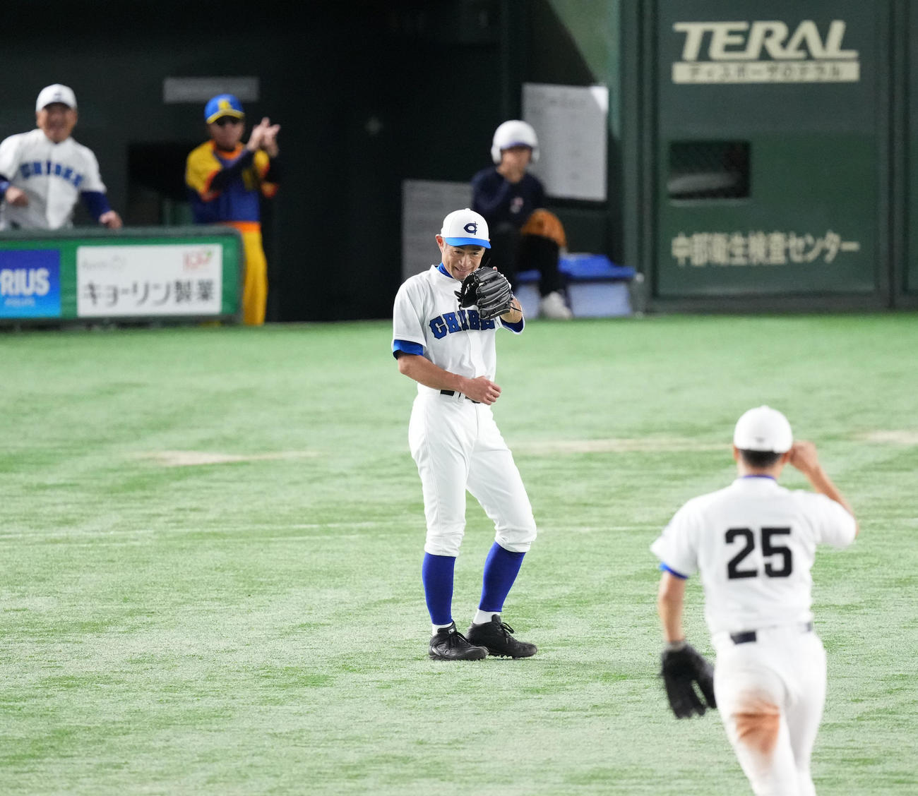 イチロー選抜対高校野球女子選抜　4回表高校野球女子選抜無死一、二塁、谷川を併殺打に打ち取り笑顔を見せるイチロー氏（撮影・菅敏）