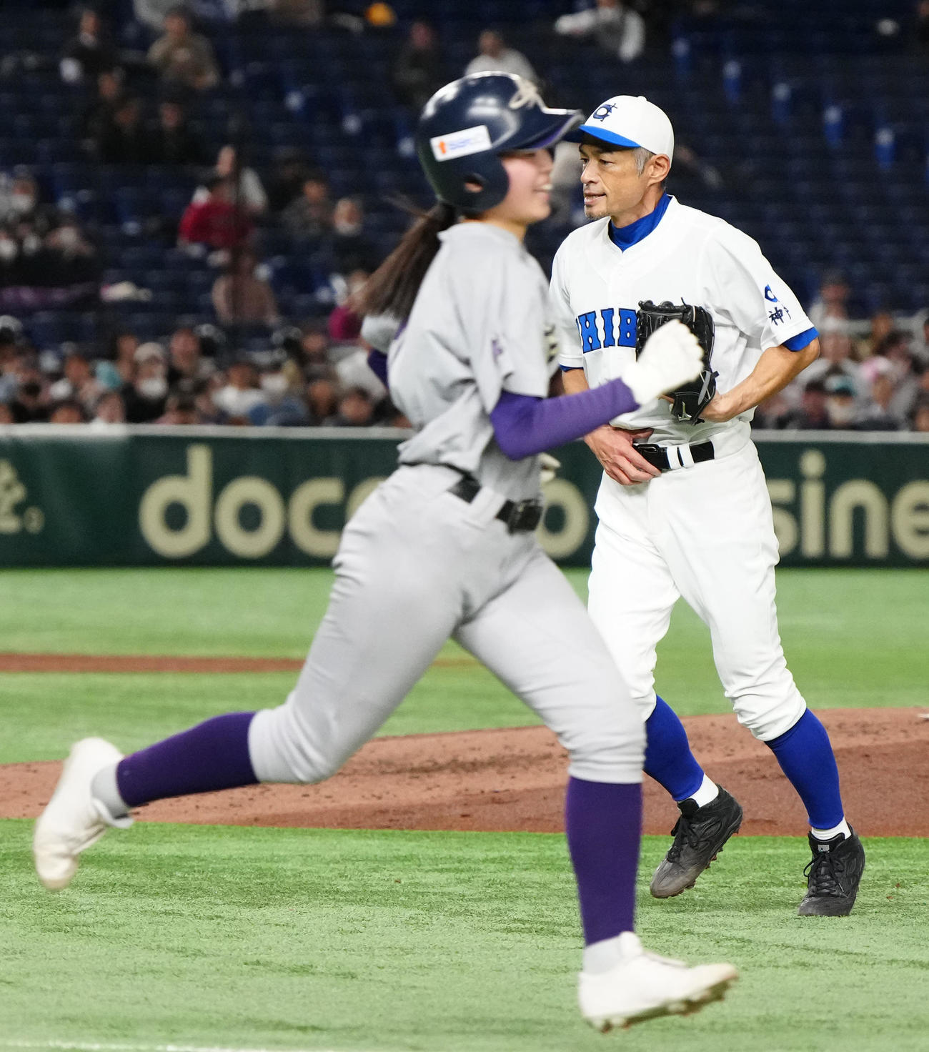 イチロー選抜対高校野球女子選抜　4回表高校野球女子選抜2死三塁、末木（手前）を投ゴロに仕留めたイチロー氏（撮影・江口和貴）