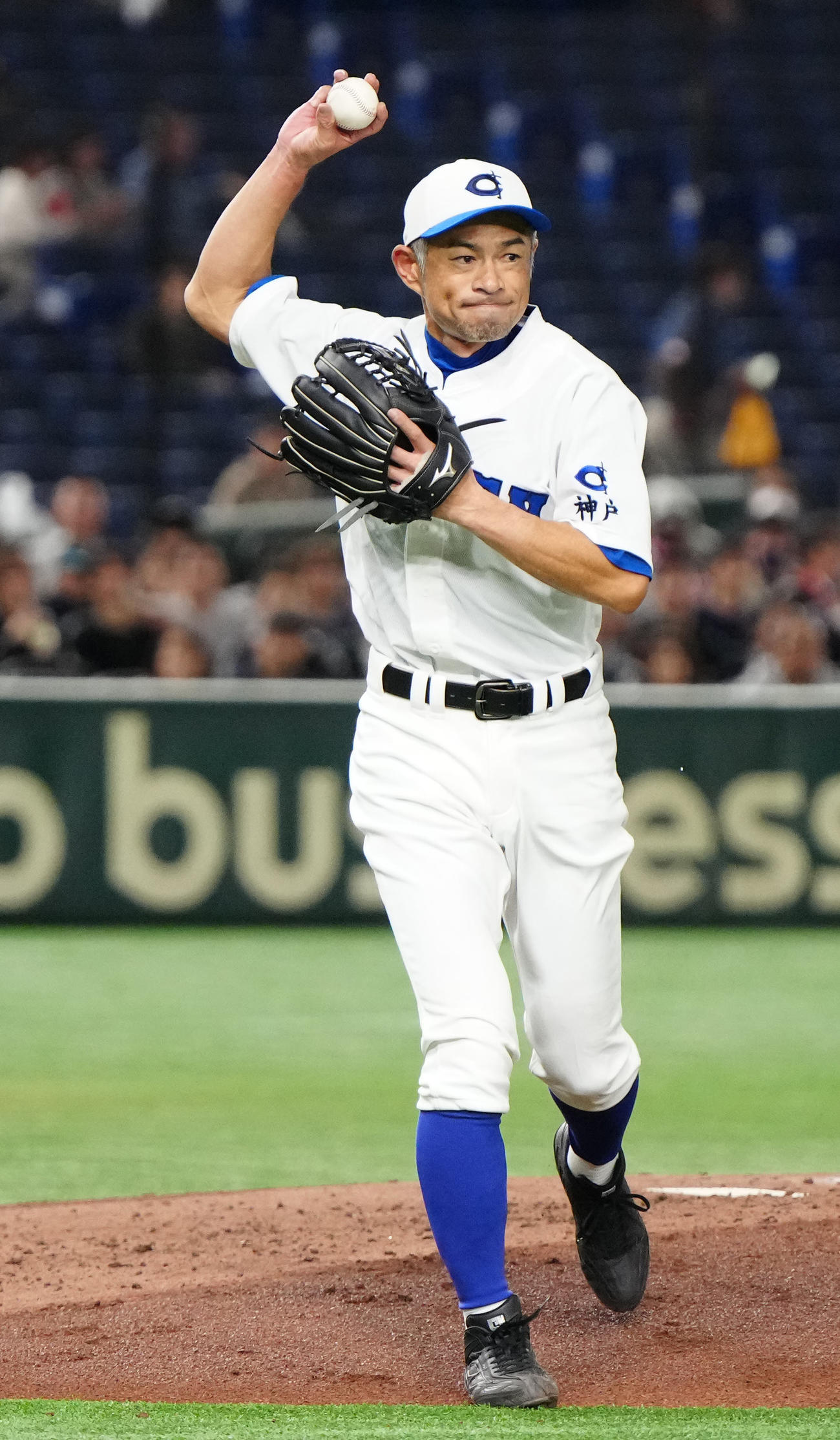 イチロー選抜対高校野球女子選抜　4回表高校野球女子選抜2死三塁、投ゴロに仕留めた末木の打球を処理したイチロー氏（撮影・江口和貴）