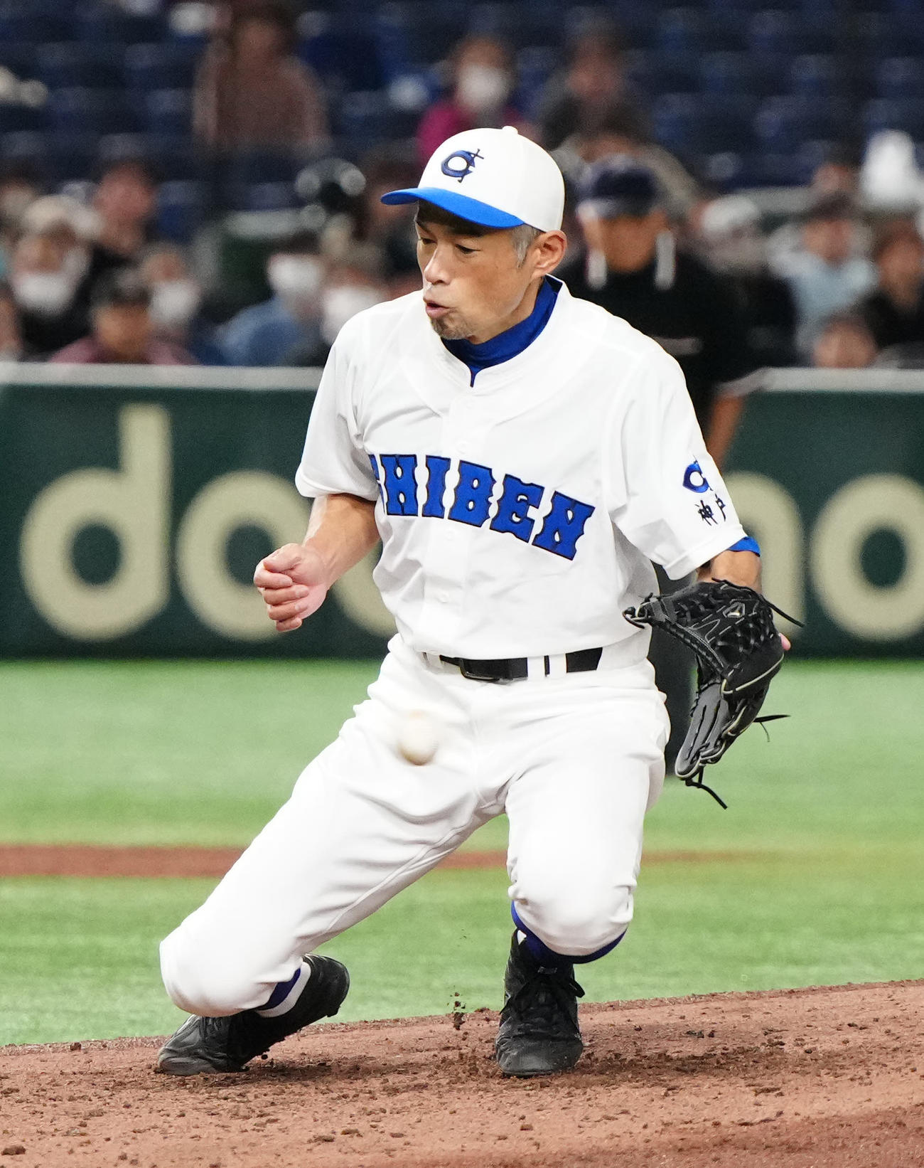 イチロー選抜対高校野球女子選抜　5回表高校野球女子選抜無死、樋口を投ゴロに仕留めたイチロー氏（撮影・江口和貴）