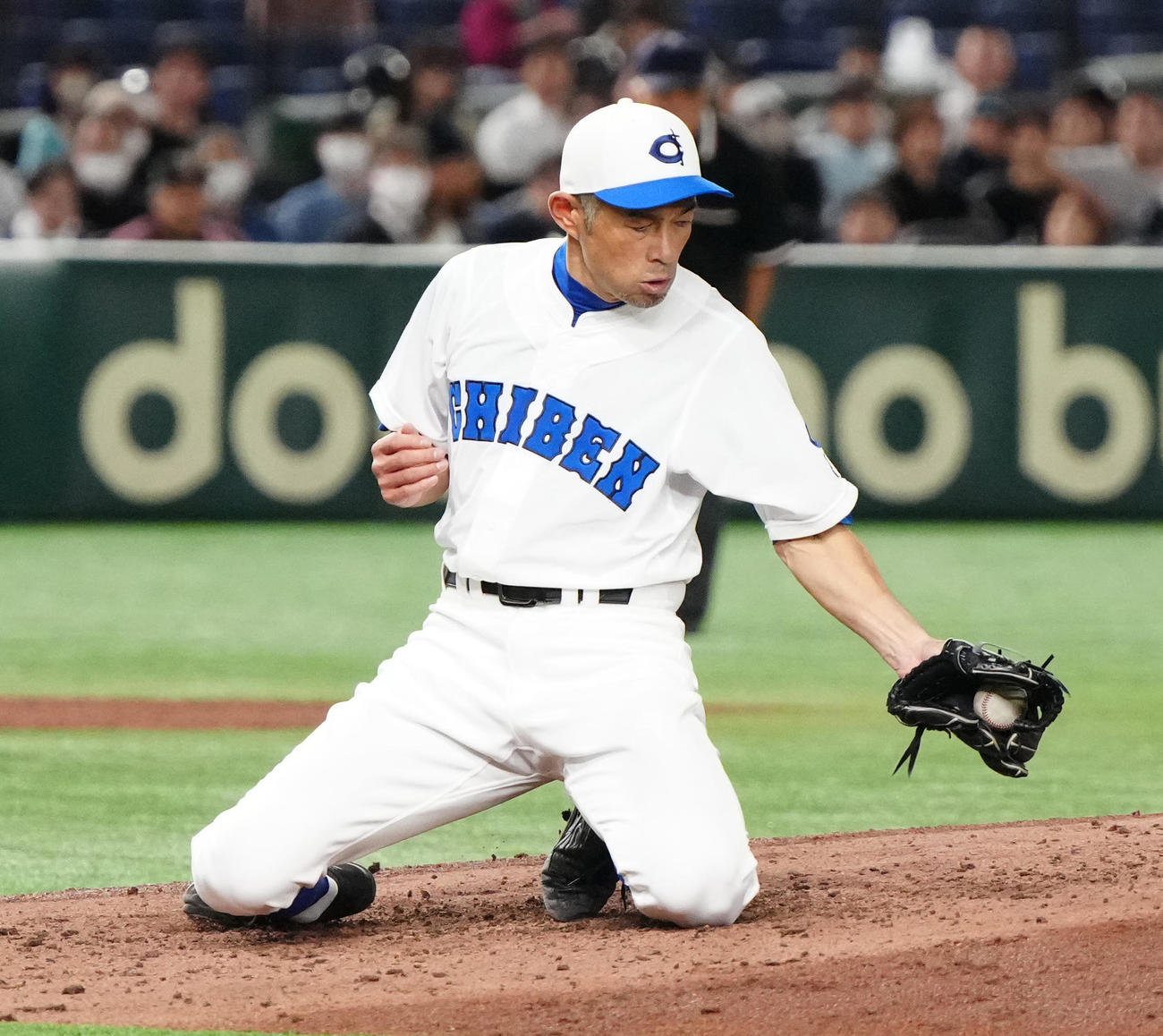 イチロー選抜対高校野球女子選抜　5回表高校野球女子選抜無死、樋口を投ゴロに仕留めたイチロー氏（撮影・江口和貴）