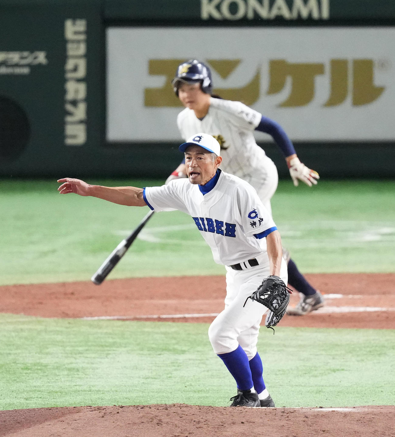 イチロー選抜対高校野球女子選抜　4回表高校野球女子選抜無死一、二塁、谷川（奥）を二併殺打に打ち取るイチロー氏（撮影・菅敏）