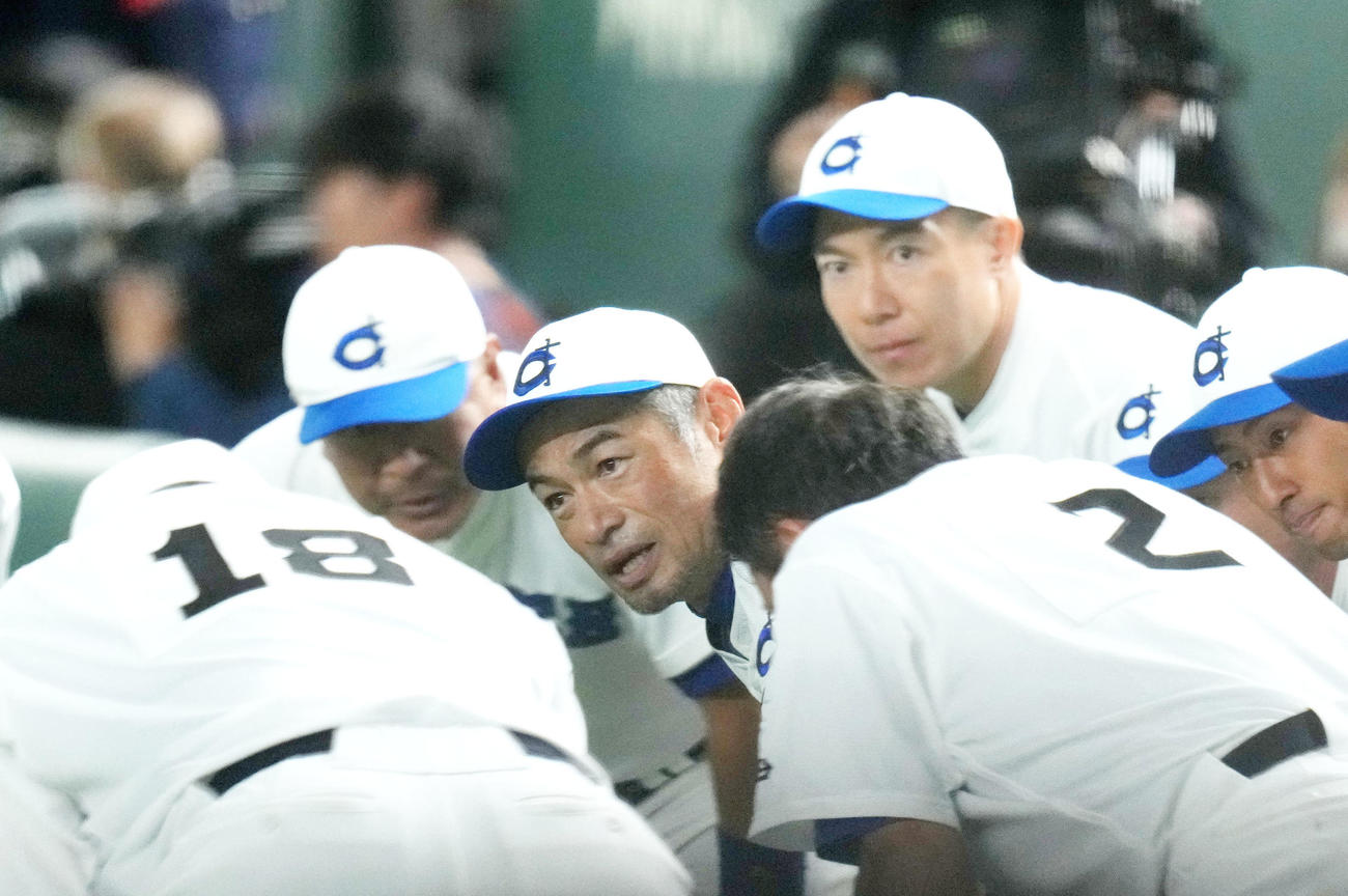 イチロー選抜対高校女子野球選抜　1回表終了後、円陣で声を出すイチロー氏（中央）（撮影・横山健太）