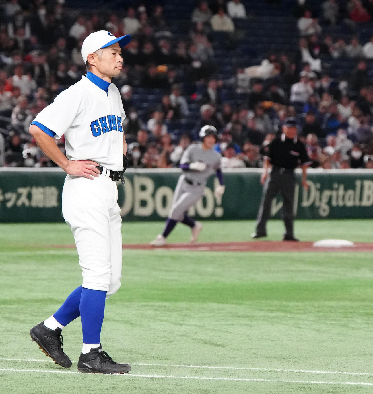 イチロー選抜対高校野球女子選抜　2回表高校野球女子選抜1死、末木（後方左）に三塁打を浴びたイチロー氏（撮影・江口和貴）
