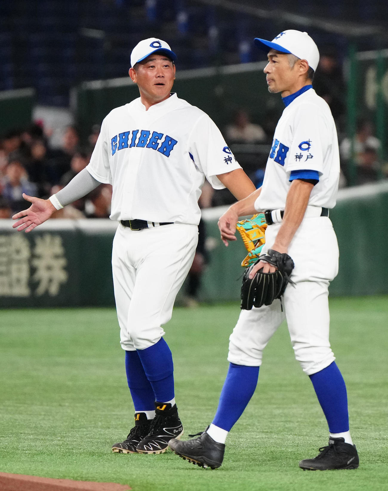 イチロー選抜対高校野球女子選抜　2回表高校野球女子選抜1死、末木に三塁打を浴びたイチロー氏（右）に声掛けする遊撃手の松坂氏（撮影・江口和貴）