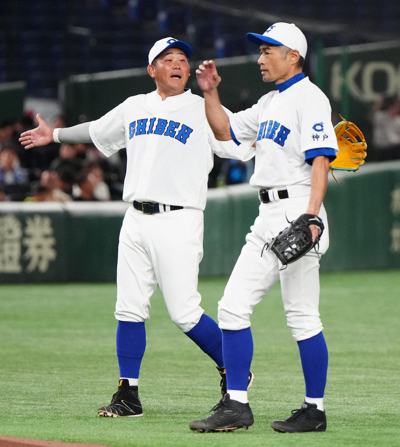 イチロー選抜対高校野球女子選抜　2回表高校野球女子選抜1死、末木に三塁打を浴びたイチロー氏（右）に声掛けする遊撃手の松坂氏（撮影・江口和貴）