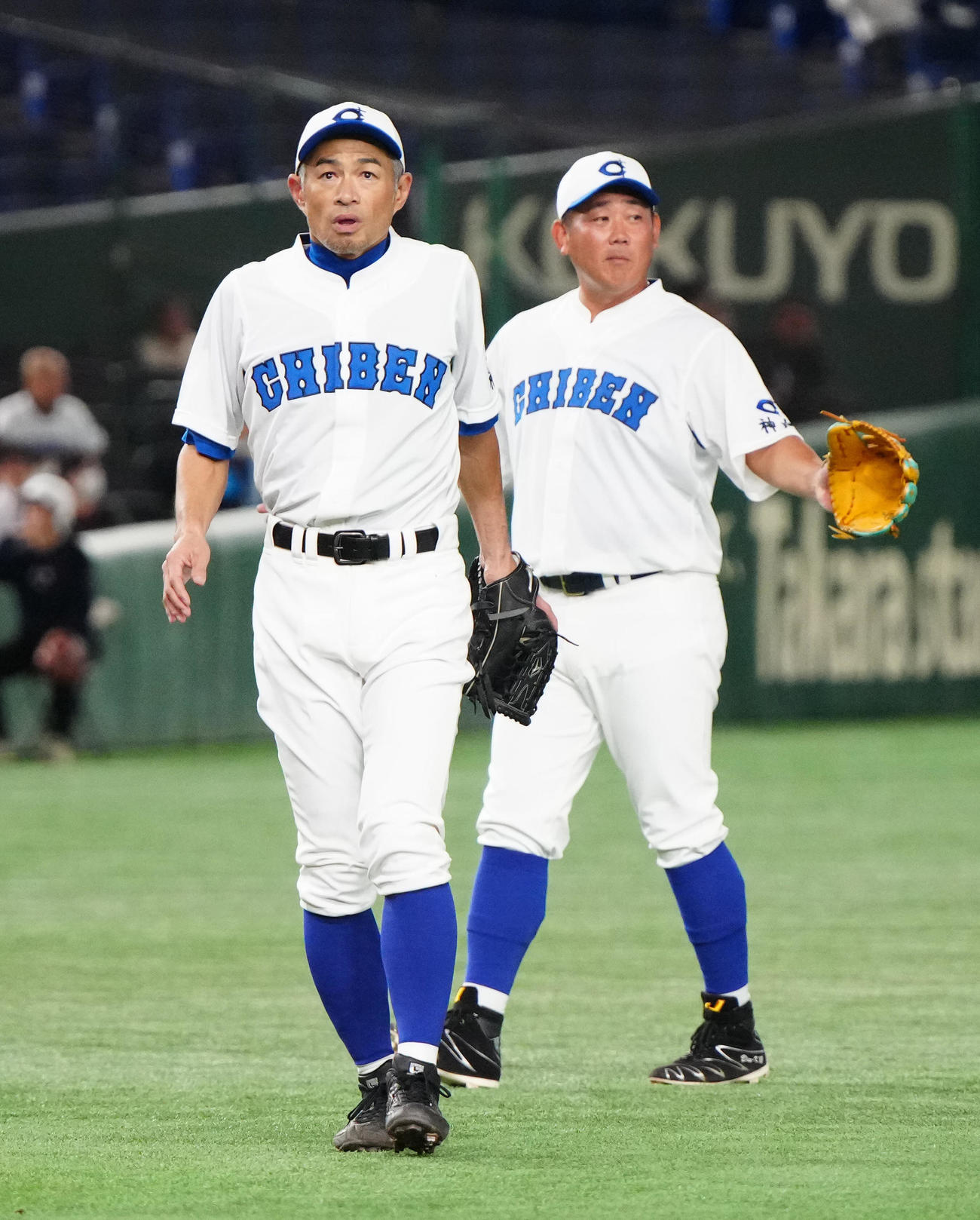 イチロー選抜対高校野球女子選抜　2回表高校野球女子選抜1死、末木に三塁打を浴び、集中するイチロー氏。右は遊撃手の松坂氏（撮影・江口和貴）