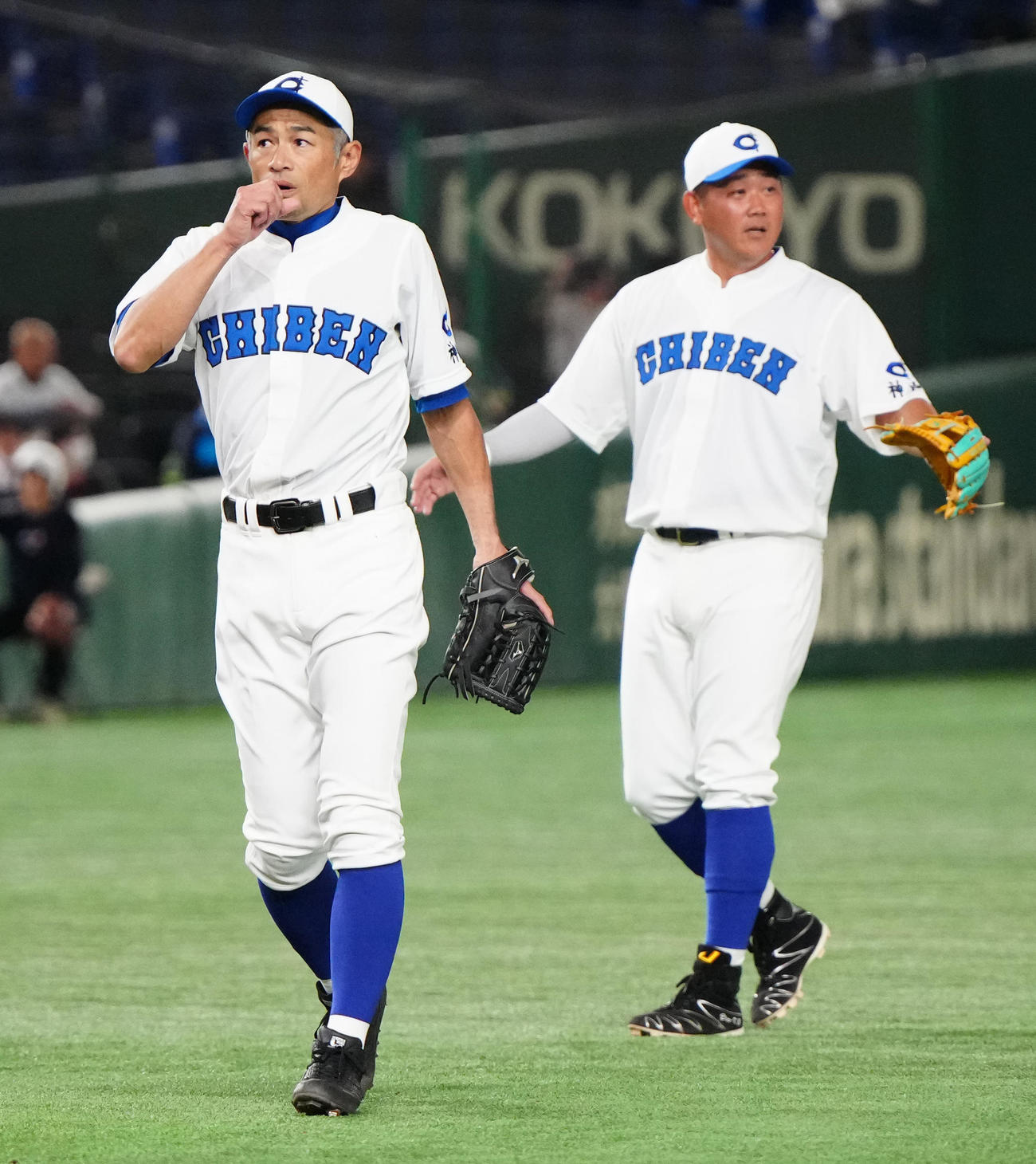 イチロー選抜対高校野球女子選抜　2回表高校野球女子選抜1死、末木に三塁打を浴び、集中するイチロー氏。右は遊撃手の松坂氏（撮影・江口和貴）