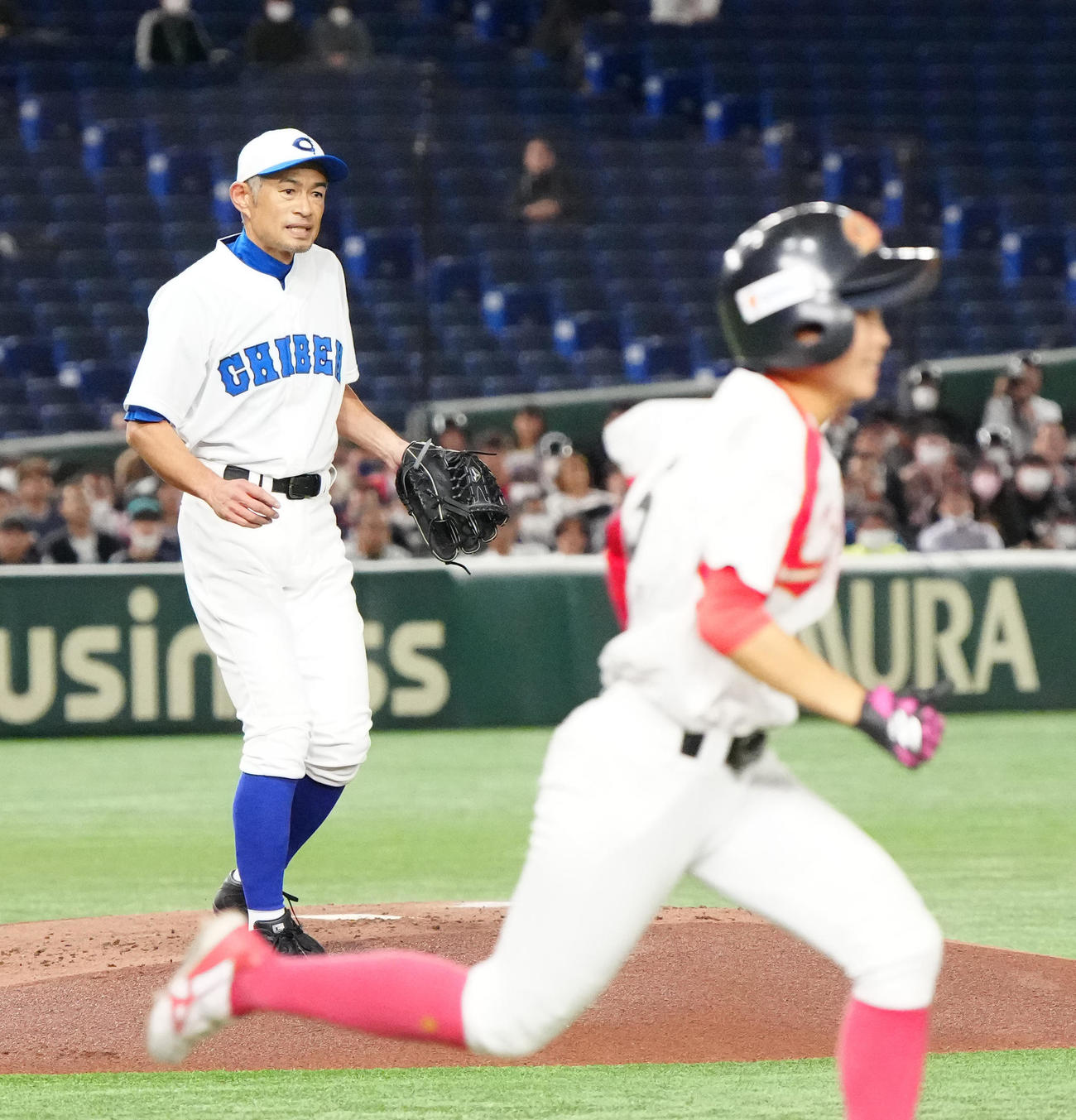 イチロー選抜対高校野球女子選抜　2回表高校野球女子選抜2死三塁、北条（手前）を遊ゴロに仕留めたイチロー氏（撮影・江口和貴）
