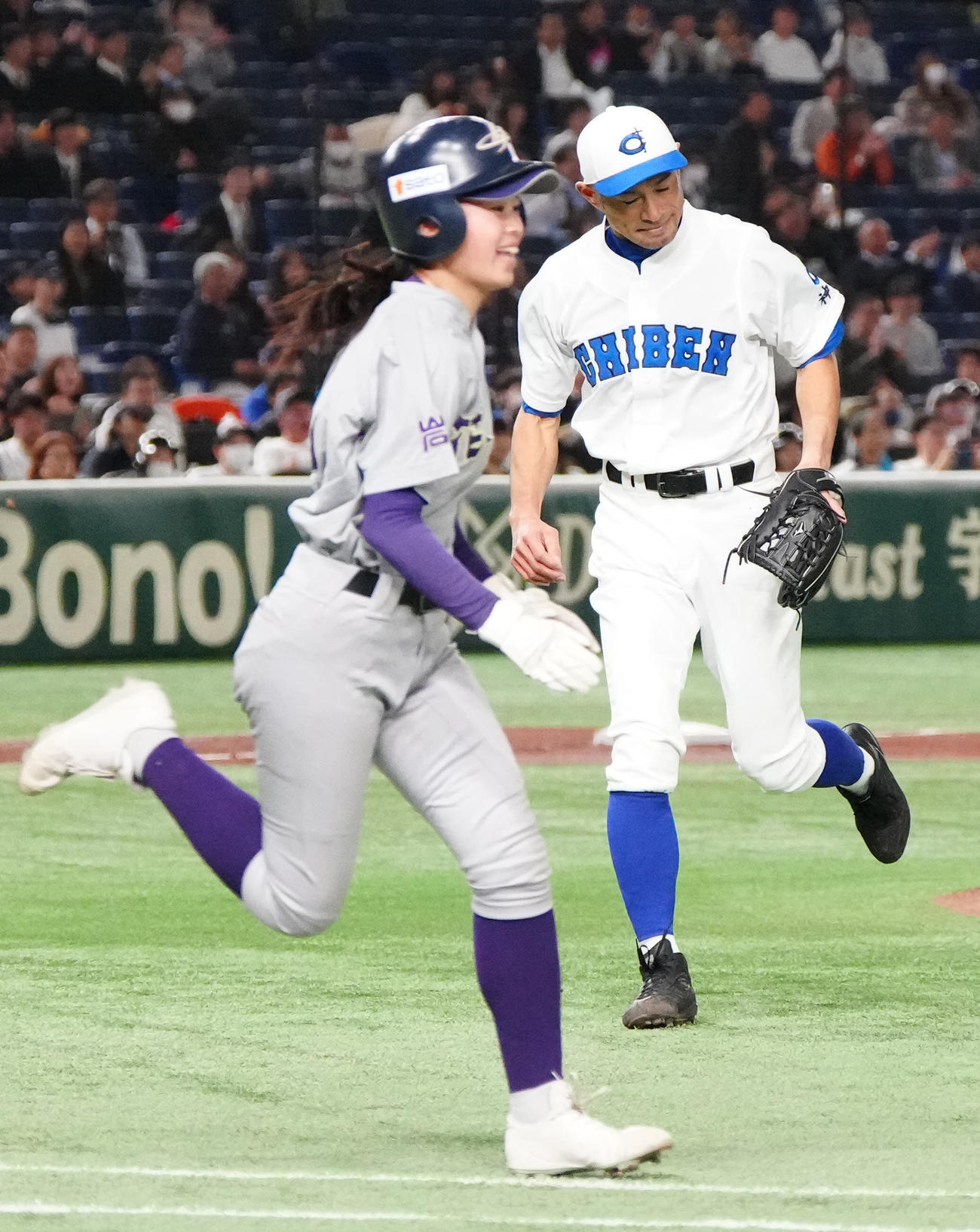 イチロー選抜対高校野球女子選抜　2回表高校野球女子選抜1死、末木（手前）に三塁打を浴びるイチロー氏（撮影・江口和貴）