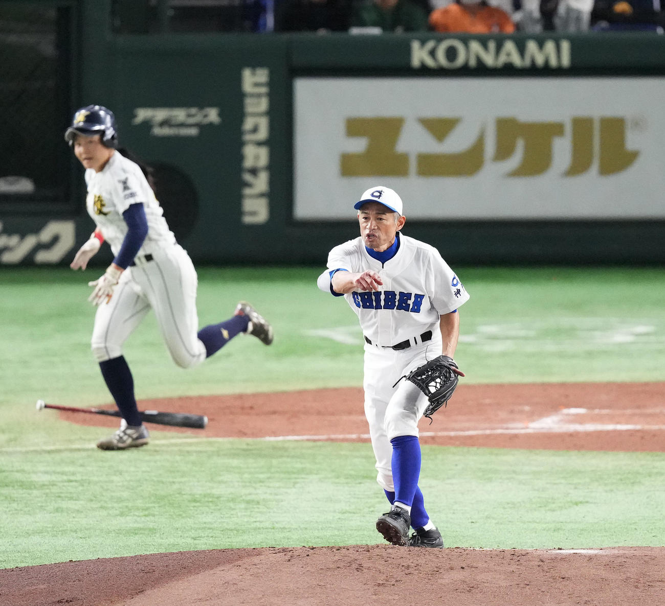 イチロー選抜対高校野球女子選抜　4回表高校野球女子選抜無死一、二塁、谷川（奥）を二併殺打に打ち取るイチロー氏（撮影・菅敏）