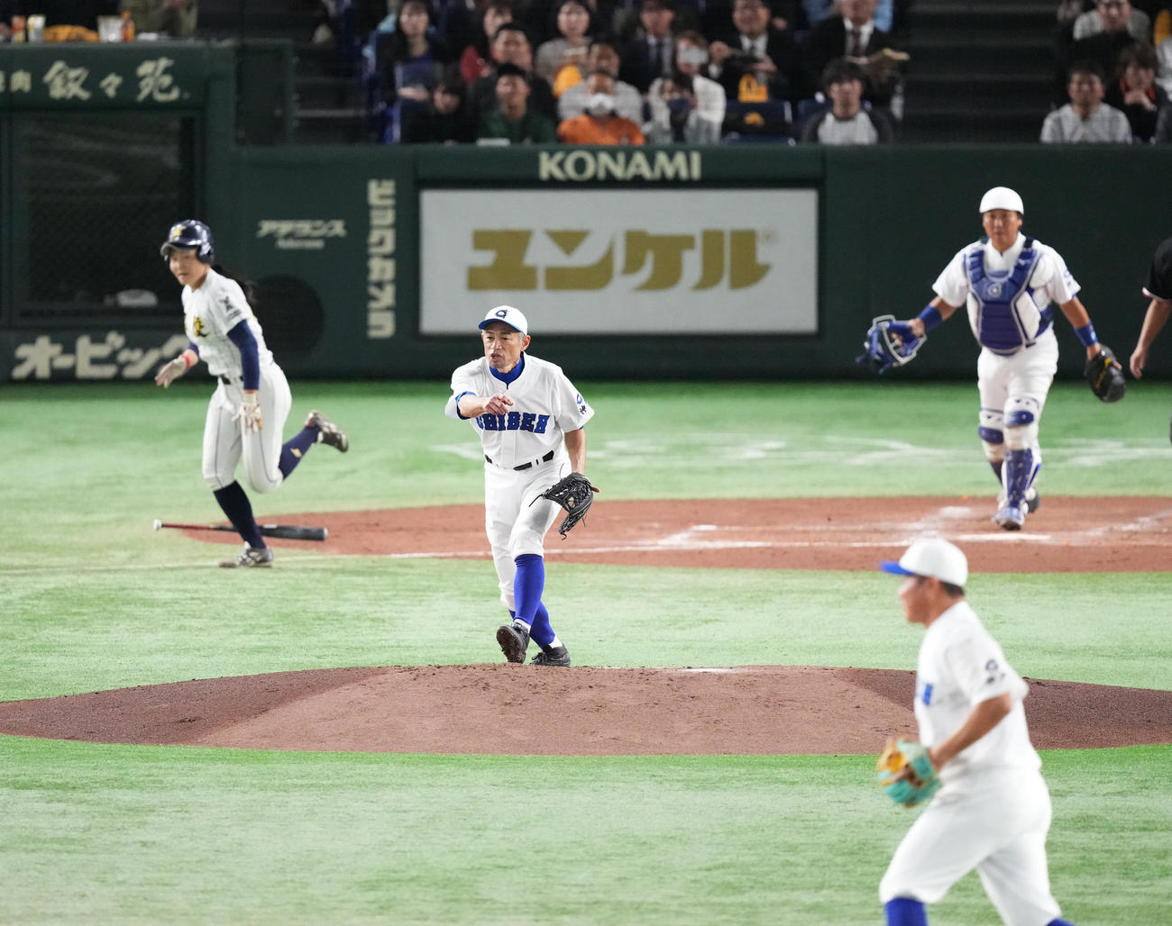 イチロー選抜対高校野球女子選抜　4回表高校野球女子選抜無死一、二塁、谷川（奥）を二併殺打に打ち取るイチロー氏。手前は松坂氏（撮影・菅敏）