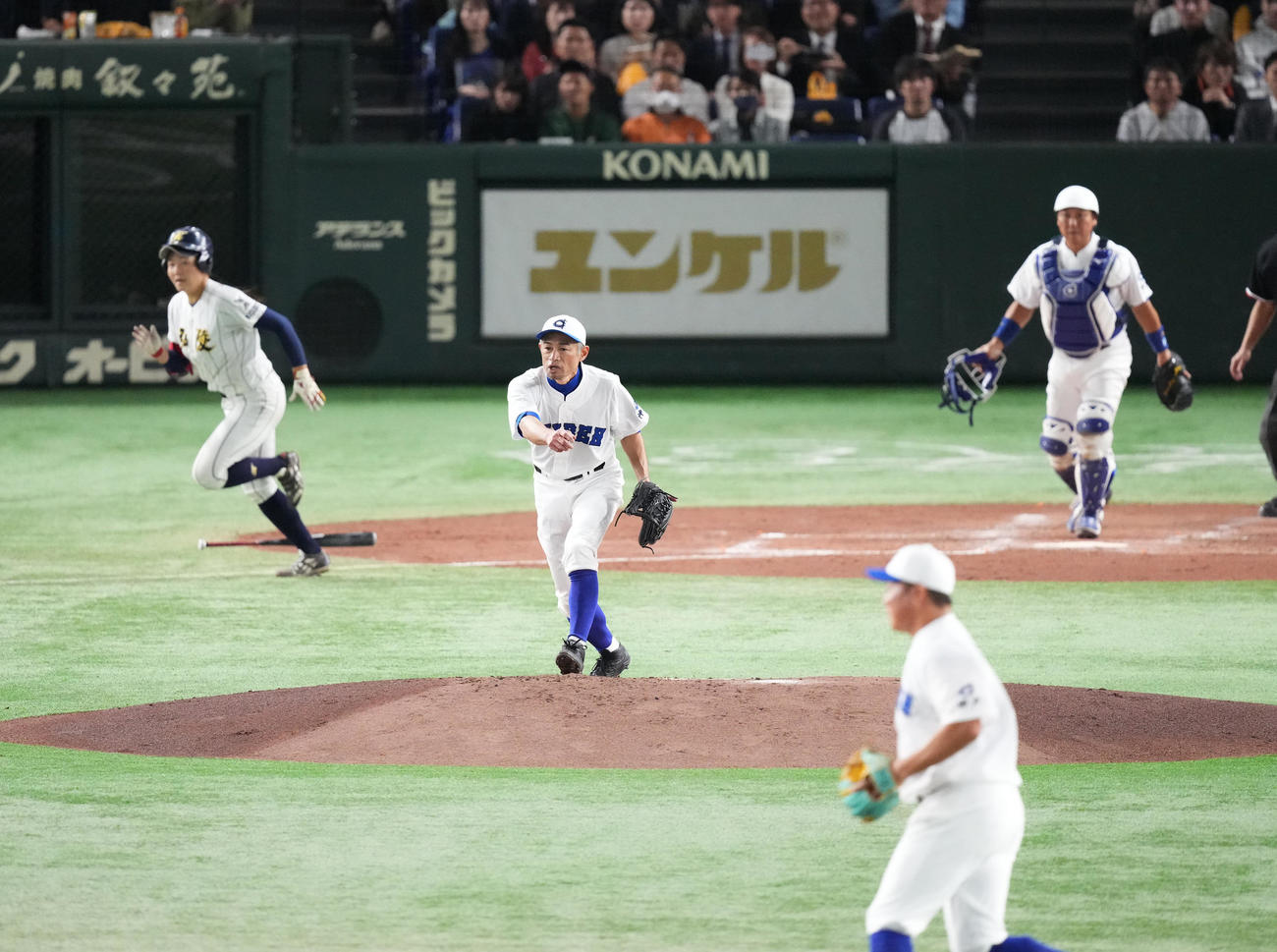 イチロー選抜対高校野球女子選抜　4回表高校野球女子選抜無死一、二塁、谷川（奥）を二併殺打に打ち取るイチロー氏。手前は松坂氏（撮影・菅敏）