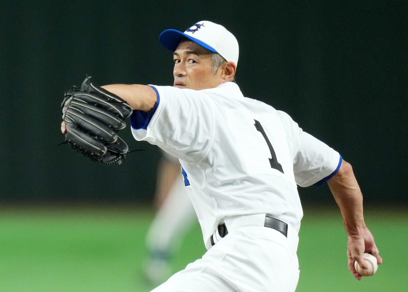 イチロー選抜対高校女子野球選抜　力投するイチロー選抜先発のイチロー氏（撮影・横山健太）