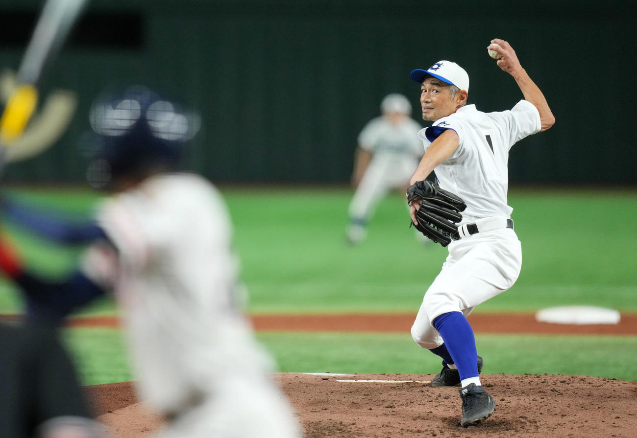 イチロー選抜対高校女子野球選抜　力投するイチロー選抜先発のイチロー氏（撮影・横山健太）