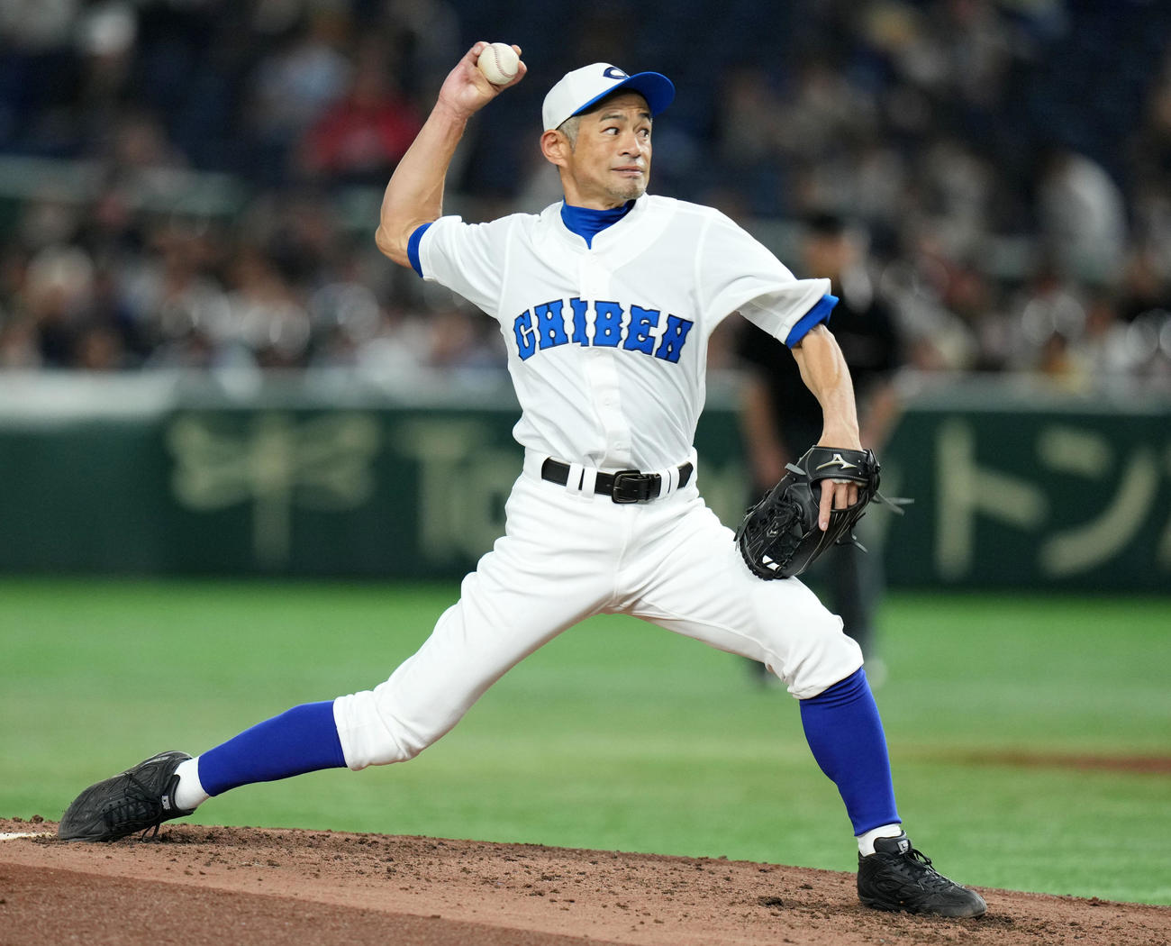 イチロー選抜対高校女子野球選抜　力投するイチロー選抜先発のイチロー氏（撮影・横山健太）