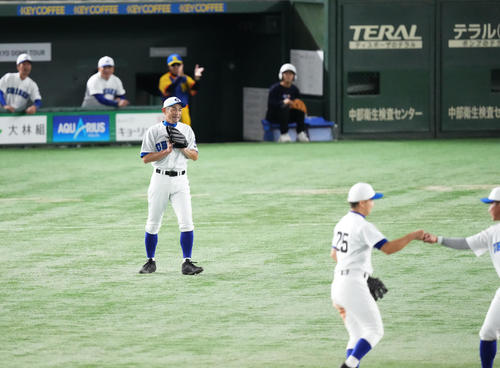 イチロー選抜対高校野球女子選抜 4回表高校野球女子選抜無死一、二塁、谷川を併殺打に打ち取り笑顔を見せるイチロー氏(撮影・菅敏)