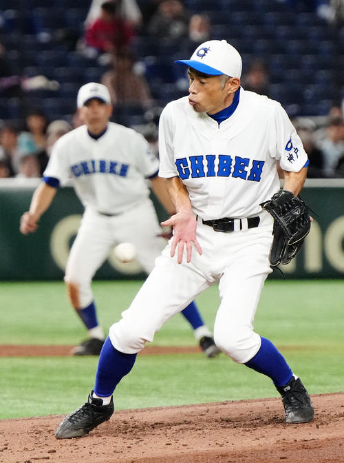 イチロー選抜対高校野球女子選抜 4回表高校野球女子選抜2死三塁、末木の投ゴロを捕球するイチロー氏(撮影・江口和貴)